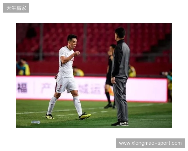 飞踹座椅染红!玉昆官方:门将教练米克尔造成恶劣影响,罚款2万